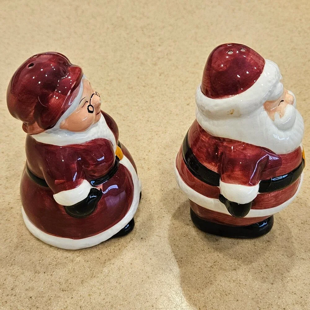 PUBLIX CERAMIC CHRISTMAS HOLIDAY SANTA & MRS CLAUS SALT & PEPPER SHAKERS SET